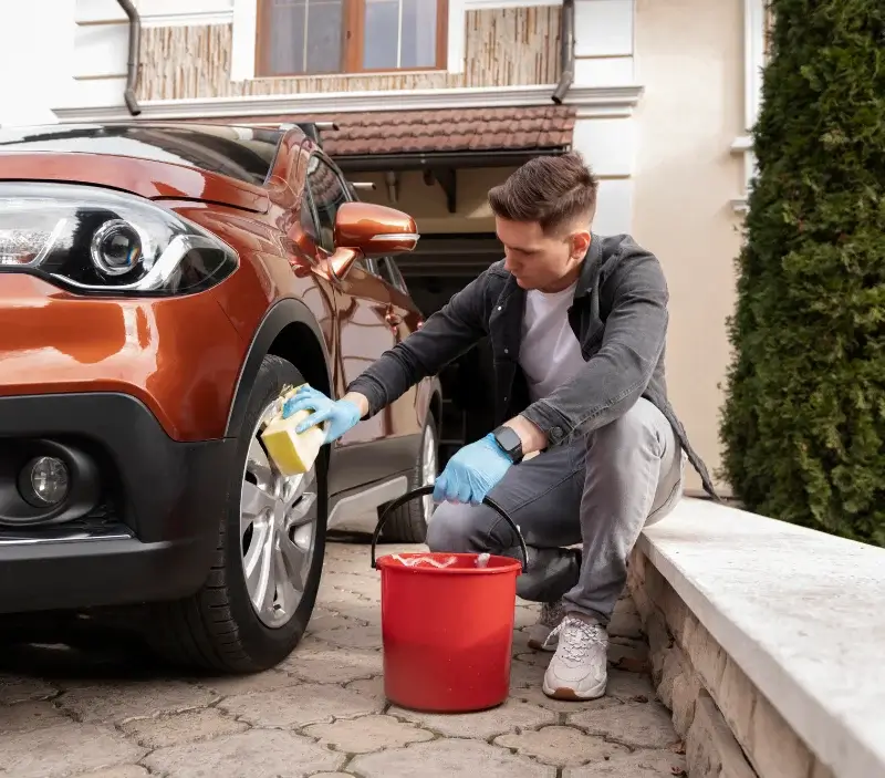Lavage auto à domicile Berville-sur-Mer : professionnel intervenant sur un véhicule